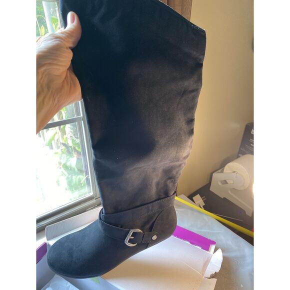 womans boots size 8 Medium Black Suede the length of them is 17 1/2 inch - Picture 3 of 4